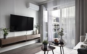 New #Madalinskiego57 - City Center, New Bulding, 2 Bedrooms, 2X Double Beds And A Fold-Out Sofa, Separate Kitchen, Air Conditioning, Balcony, Underground Parking, Self Check In 24H, Internet, Netflix, Coffee Machine, Washing Machine,1 Km To The Railw